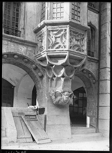 Façade : console sculptée d'un oriel en encorbellement