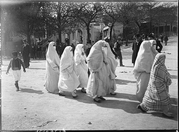 Groupe de femmes turques en costume traditionnel