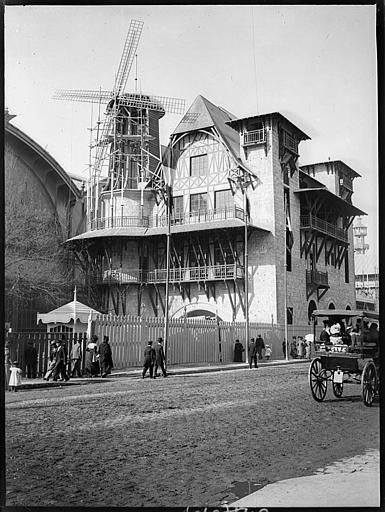 Construction du Moulin rose, visiteurs