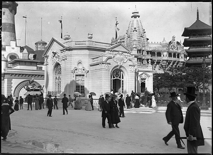 Visiteurs devant un pavillon, près du Tour du Monde
