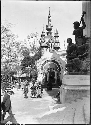 Ensemble, visiteurs devant la porte