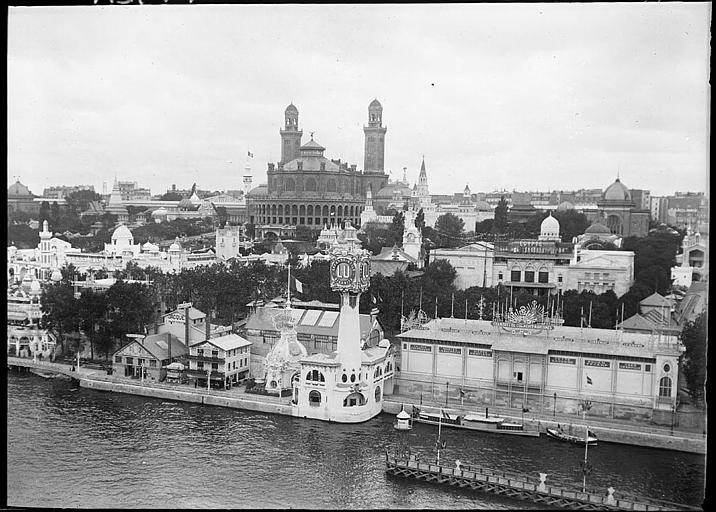 Vue d'ensemble des pavillons en bord de Seine