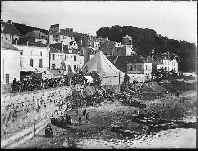 Marché au bord de l'Oise, passants sur les berges, barques