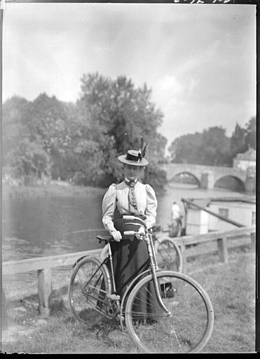 Pont sur l'Oise, femme avec un vélo au premier plan
