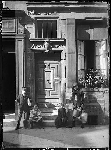 Enfants devant une porte ancienne