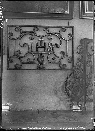 Intérieur : grille en fer forgé