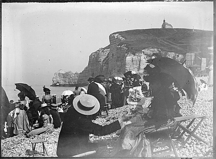Touristes sur la plage, la Falaise d'Amont à l'arrière-plan