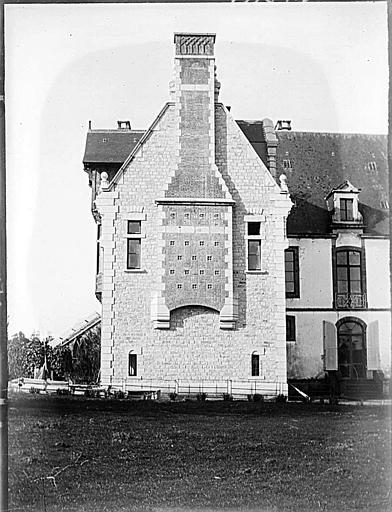 Pignon avec conduit de cheminée extérieur
