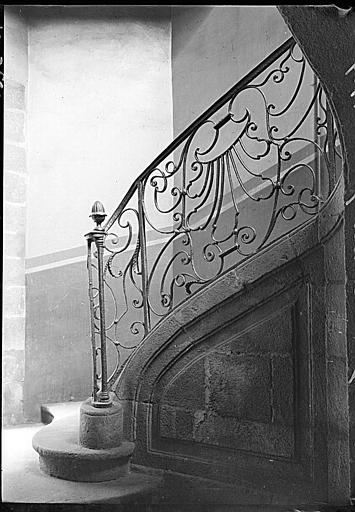 Intérieur : rampe d'escalier en fer forgé