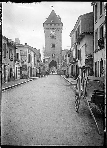 Vue d'ensemble de la Porte de Pujol depuis une rue