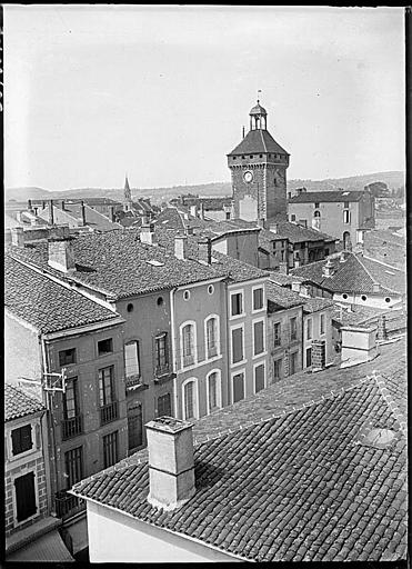 Vue sur les toitures et la Porte de Paris