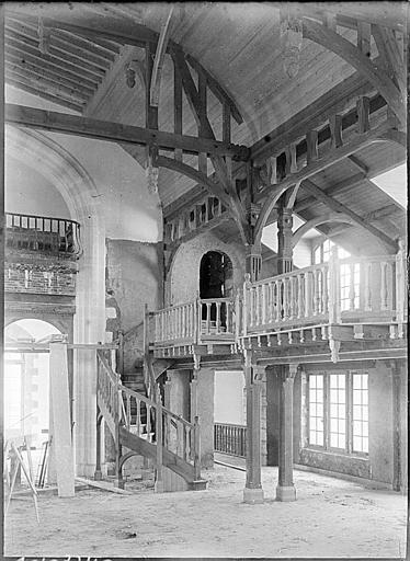 Intérieur : charpente, escalier et balustrades en bois