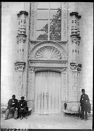 Chapelle : portail de la façade ouest à décor de coquille, congressistes de la SFA