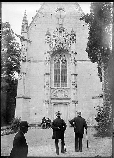 Chapelle : portail de la façade ouest, arc triomphal, congressistes de la SFA