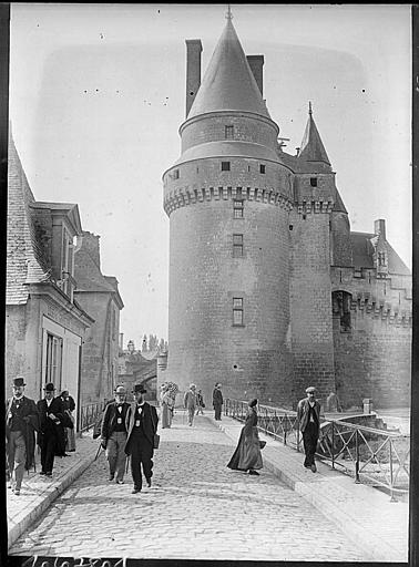 Tour d'angle côté rue, touristes