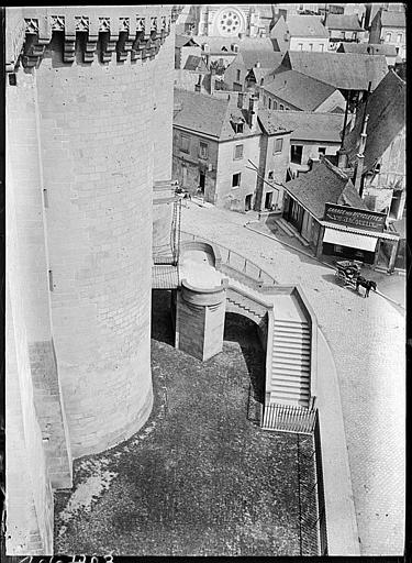 Vue sur la ville et du chemin de ronde pris de la tour du pont-levis