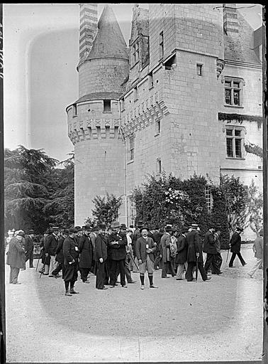 Façade sur rue, groupe de congressistes