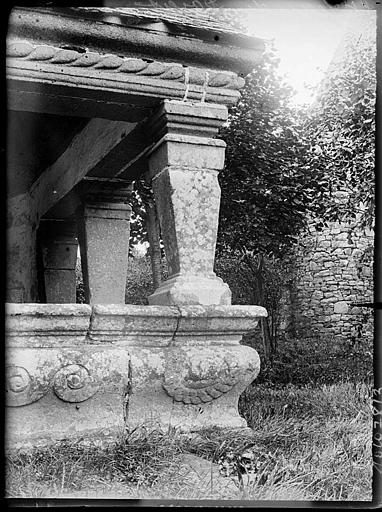 Cimetière : piliers de la chapelle funéraire