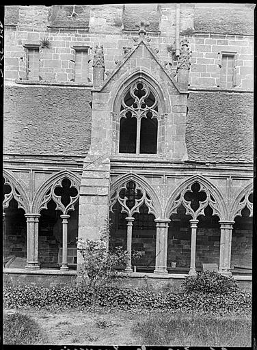 Cloître : arcature de la galerie