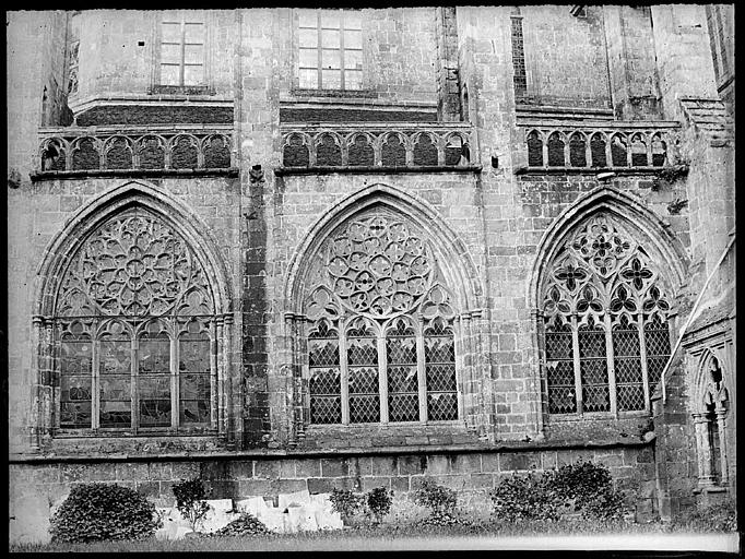 Façade sud : fenestrage et corniche