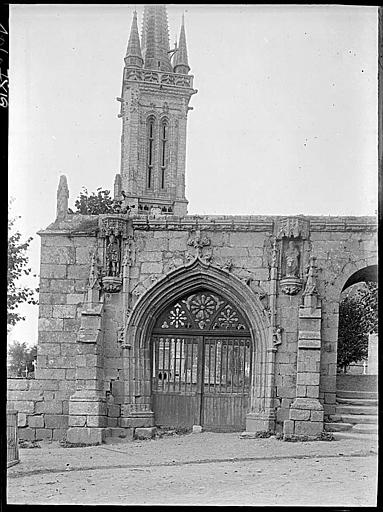 Porte du cimetière et clocher de l'église