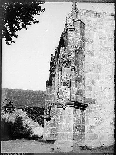 Sculptures à l'intérieur de niches