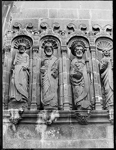 Ancien porche déplacé et servant d'entrée du cimetière : statues d'apôtres