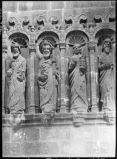 Ancien porche déplacé et servant d'entrée du cimetière : statues d'apôtres