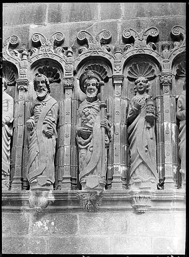 Ancien porche déplacé et servant d'entrée du cimetière : statues d'apôtres