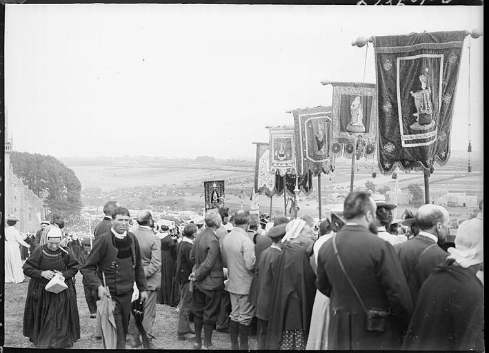 Pardon breton du dernier dimanche d'août : procession des pèlerins en costume traditionnel