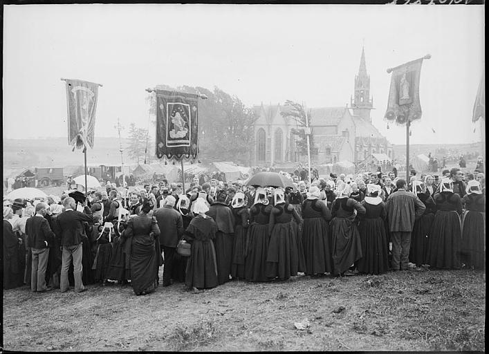 Pardon breton du dernier dimanche d'août : procession des pèlerins en costume traditionnel