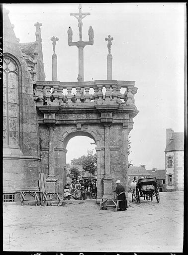 Arc de Triomphe et calvaire à l'entrée du cimetière