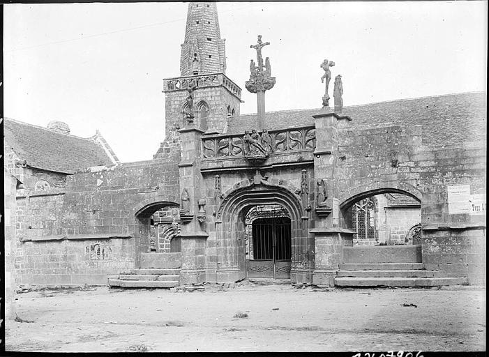 Porte du cimetière, église à l'arrière-plan