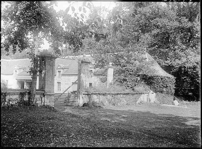 Bâtiment sur cour, portail d'entrée