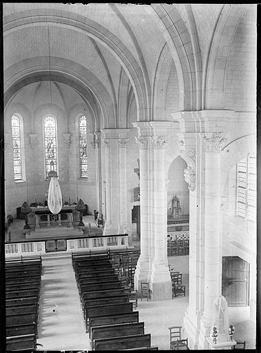 Eglise abbatiale, intérieur : la nef vers le choeur