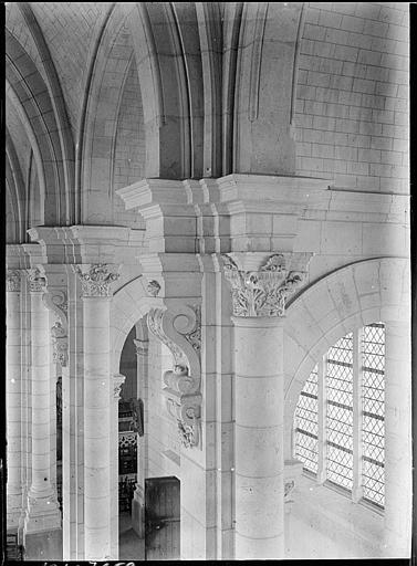 Eglise abbatiale, intérieur : chapiteaux de la nef, décor feuillagé