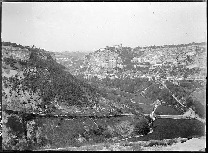 La vallée de l'Alzou, vue éloignée du village