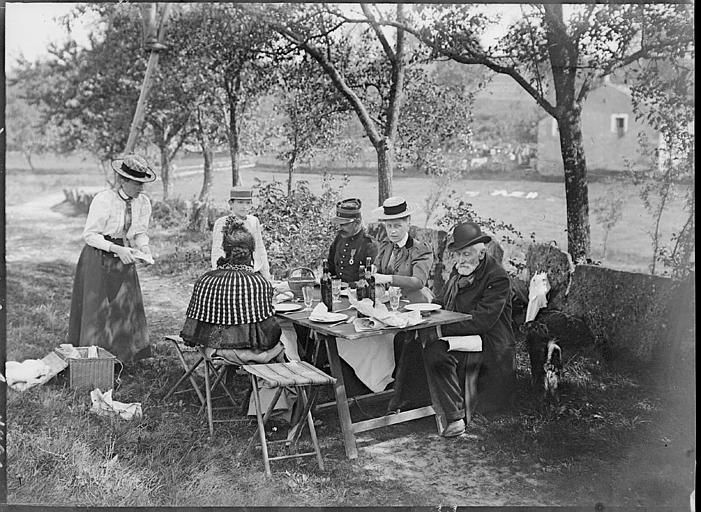 Repas champêtre : groupe de personnes attablées