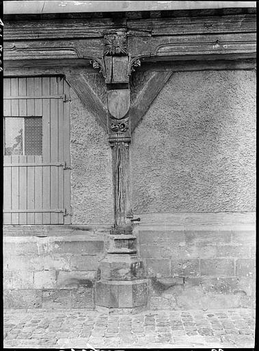 Façade : poteau sculpté