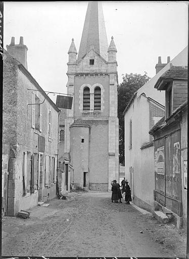 Clocher depuis une rue, passants