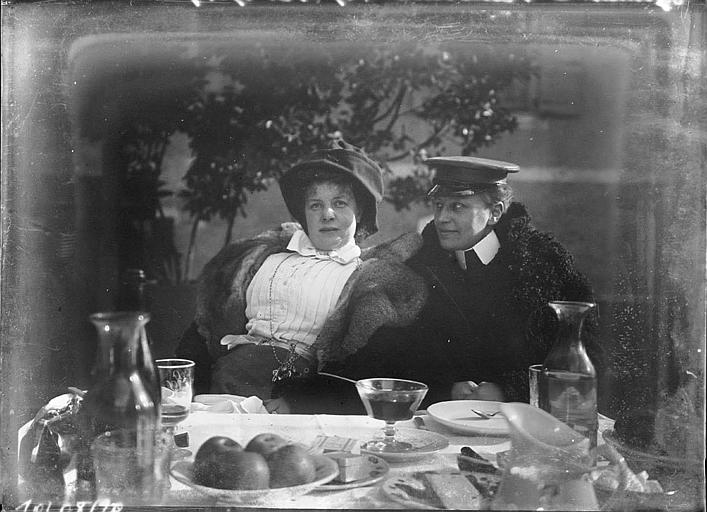 Déjeuner : couple à table