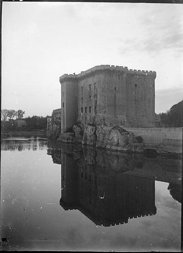 Bâtiment se reflétant dans le Rhône, vue prise de Beaucaire