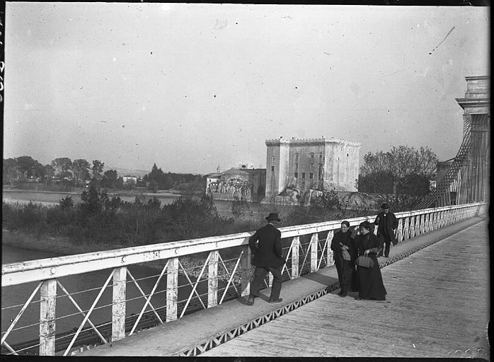 Touristes sur le pont suspendu, château à l'arrière-plan