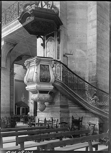 Intérieur : chaire et rampe d'escalier en fer forgé