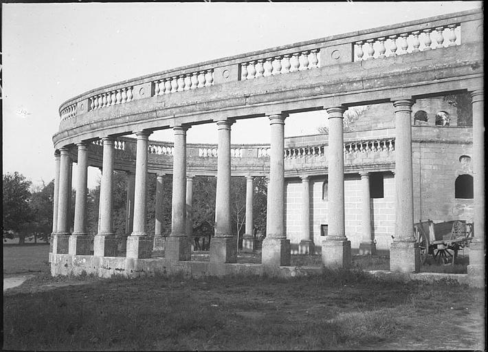 Péristyle, colonnes et balustrades