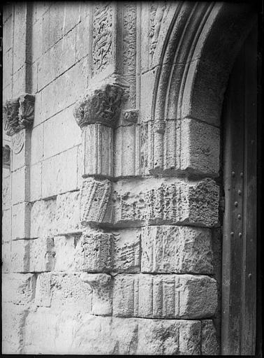 Porche d'entrée : détail du piédroit