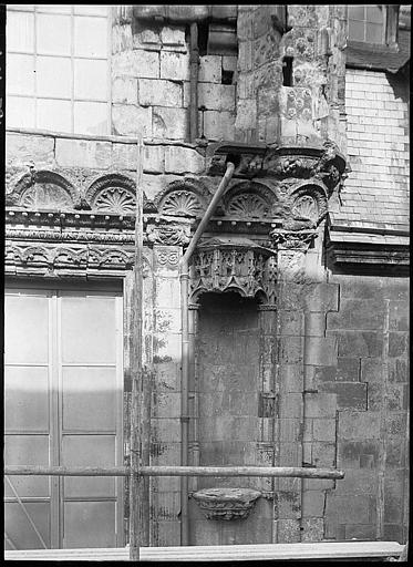 Façade en cours de restauration, décor de coquille et niche