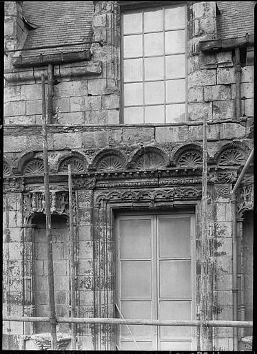 Façade en cours de restauration, décor de coquille et niche