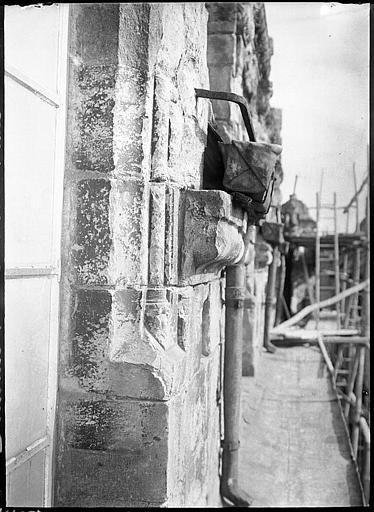 Détail d'un mur en cours de restauration