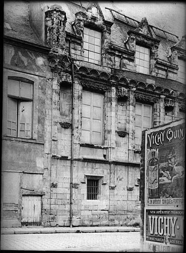 Façade en cours de restauration, décor de coquille